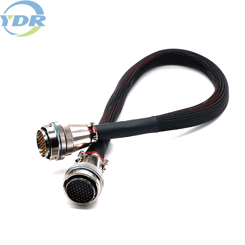 Z jakich części składa się złącze przewodu?